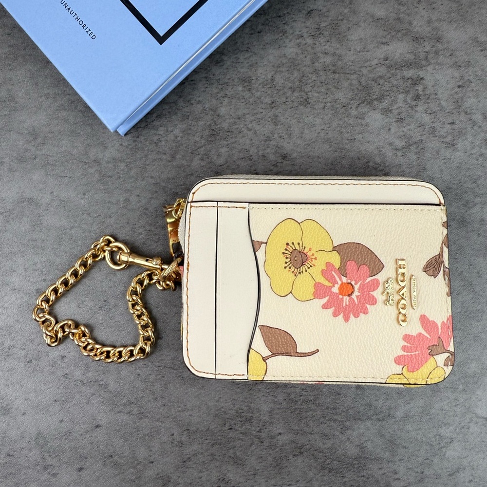 NWT Coach Outlet Zip Card Case With Floral Cluster Print CH650